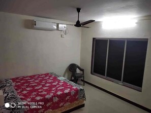 7 bedrooms, free WiFi - madhuban hotel is near tarkarli beach malvan, hotel to beach just 02 minutes way (Kalethar)