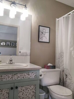 Bathtub, hair dryer, towels - Bright 3 bed 3 bath House in Radium Hot Springs (Radium Hot Springs)