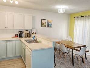 Fridge, microwave, oven, stovetop - Bright 3 bed 3 bath House in Radium Hot Springs (Radium Hot Springs)