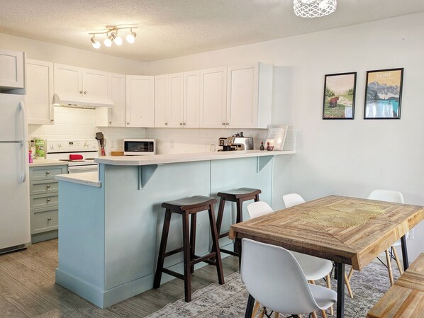 Dining - Bright 3 bed 3 bath House in Radium Hot Springs (Radium Hot Springs)