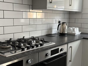 Fridge, microwave, oven, stovetop - 3-bed House in Derby 5 min From Rolls Royce (Derby)