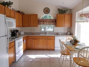 Exterior - Beautiful 4 Bedroom Pool Home by Disney (Kissimmee)