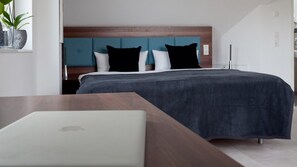 Classic Studio | Premium bedding, down duvets, in-room safe, individually decorated - Amelie Chez Inez (Radolfzell am Bodensee)