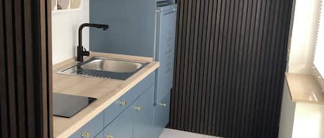 Fridge, stovetop, coffee/tea maker, electric kettle