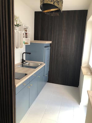 Køleskab, kogeplade, kaffe-/temaskine, elkedel