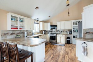 3 bedrooms - Backyard Oasis Close to Town Fast Wi-fi Quiet (Bend)