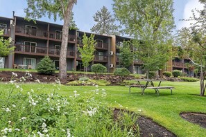 Apartment | 1 bedroom - Walk to Downtown Bend River Fireplace Quiet (Bend)