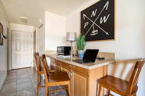 Apartment | 1 bedroom - Walk to Downtown Bend River Fireplace Quiet (Bend)