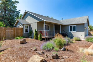 3 bedrooms - Backyard Oasis 8min to Town Fast Wi-fi (Bend)