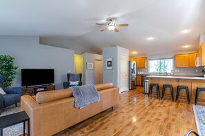 3 bedrooms - Backyard Oasis 8min to Town Fast Wi-fi (Bend)