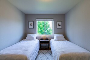 3 bedrooms - Backyard Oasis 8min to Town Fast Wi-fi (Bend)