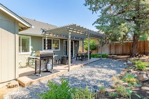 3 bedrooms - Backyard Oasis 8min to Town Fast Wi-fi (Bend)