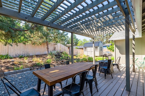 Backyard Oasis 8min to Town Fast Wi-fi