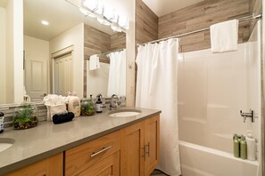 Apartment | Bathroom - Rooftop Deck Walk to River Downtown Fire pit (Bend)