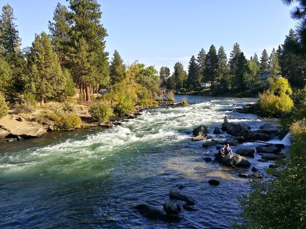 Exterior - Rooftop Deck Walk to River Downtown Fire pit (Bend)