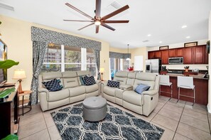 Exterior - Private Screened Pool Home. Amenities Galore! (Kissimmee)