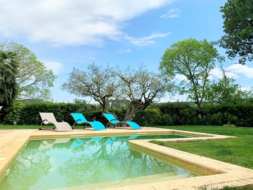 High standard holiday villa in town close to Barcelona