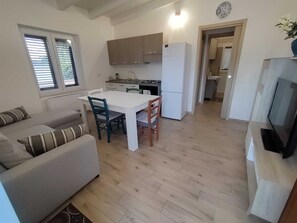 Ferienhaus, 1 Schlafzimmer, Balkon, Gartenblick | Innenbereich