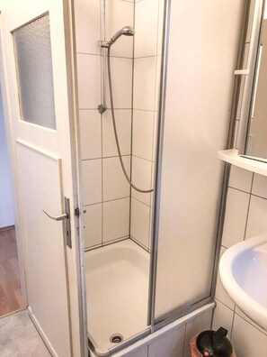 Dusch, hårtork, handdukar och tvål