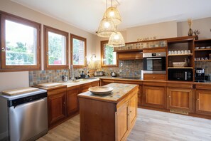 Fridge, microwave, oven, stovetop - La Villa Maxine, sea view and spa (Criel-sur-Mer)