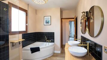 Douche, sĂšche-cheveux, serviettes fournies, papier toilette