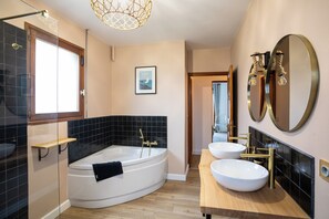 Dusche, Haartrockner, Handtücher, Toilettenpapier