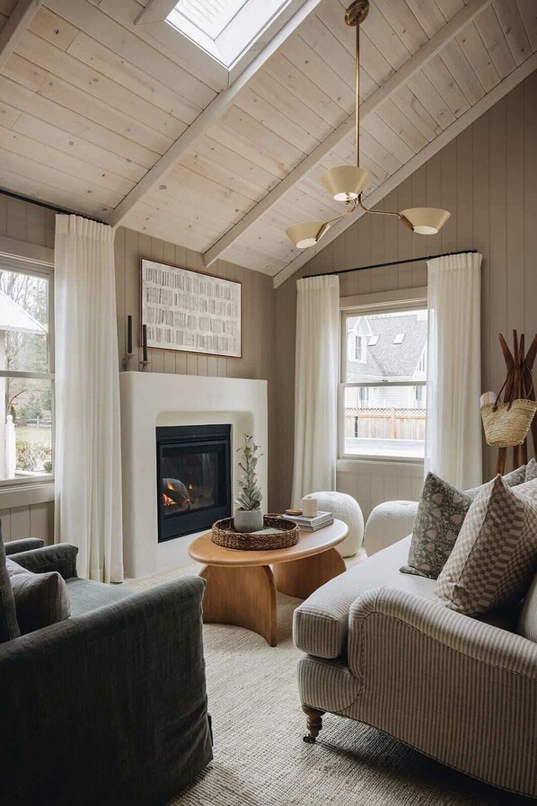 Smart TV, fireplace - The Moss - 2BR, Hot Tub, Fire Pit, Walk to Beach (Union Pier)
