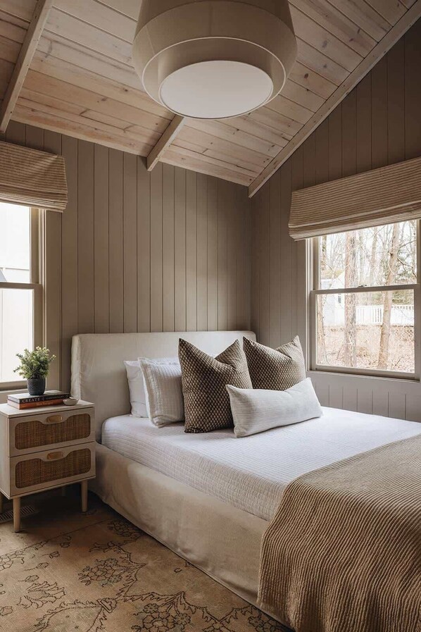 2 bedrooms, iron/ironing board, WiFi, bed sheets - The Moss - 2BR, Hot Tub, Fire Pit, Walk to Beach (Union Pier)