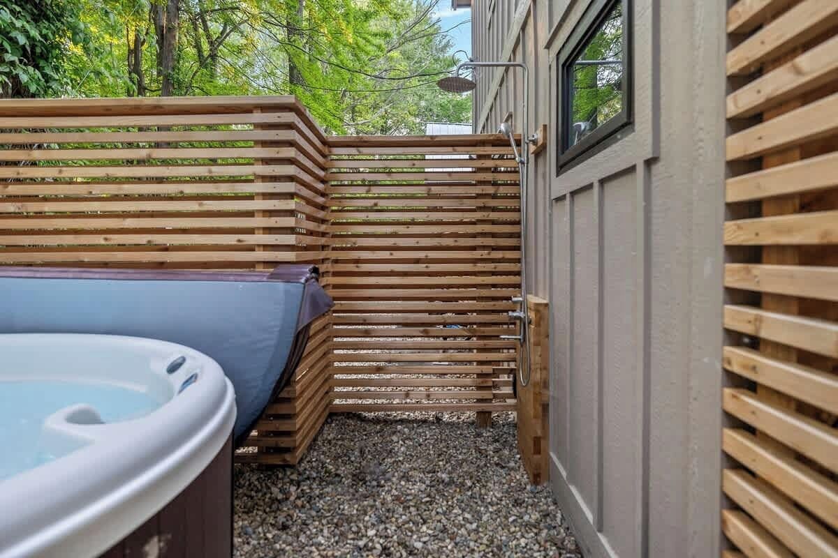 Outdoor spa tub