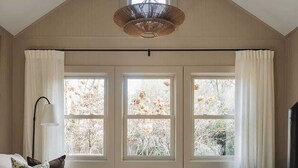 Ein gemütliches Wohnzimmer mit Kamin, rundem Couchtisch und Sofa.