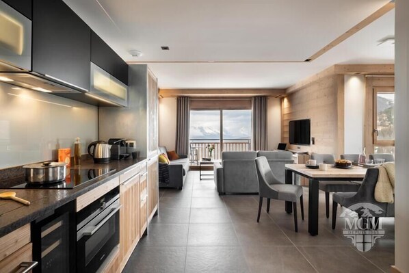 Fridge, microwave, oven, dishwasher - Wifi, ski-in/ski-out & foot of the slopes, view mountain, swimming pool, balcony, parking, tv, 84m² (La Plagne)