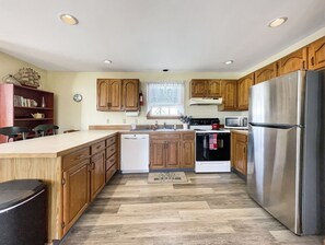 Condo, 2 chambres | Cuisine privée | Réfrigérateur, cafetière-théière, grille-pain