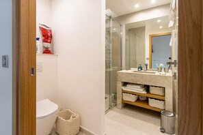Shower, hair dryer, towels, soap - Balandrine D'exception Rénovée Très Récemment (PORT GRIMAUD)