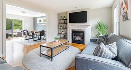 The Driftwood Home, 5 min from Mashpee Commons, AC