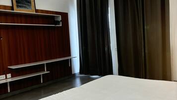 4 bedrooms, premium bedding, desk, free WiFi