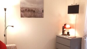 A bedroom with a bed, a nightstand, a lamp, a picture on the wall, and a television. - Ca' Sanlò2 confortable and near to Acquario of Genoa (Genova)