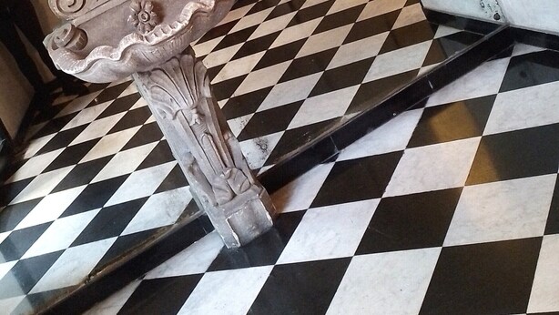 A checkered floor with a decorative column and a plant. - Ca' Sanlò2 confortable and near to Acquario of Genoa (Genova)