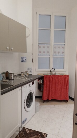 Kühlschrank, Mikrowelle, Herdplatte, Wasserkocher mit Kaffee-/Teezubehör