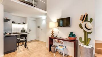 Standard Triple Room | Desk, soundproofing, free WiFi