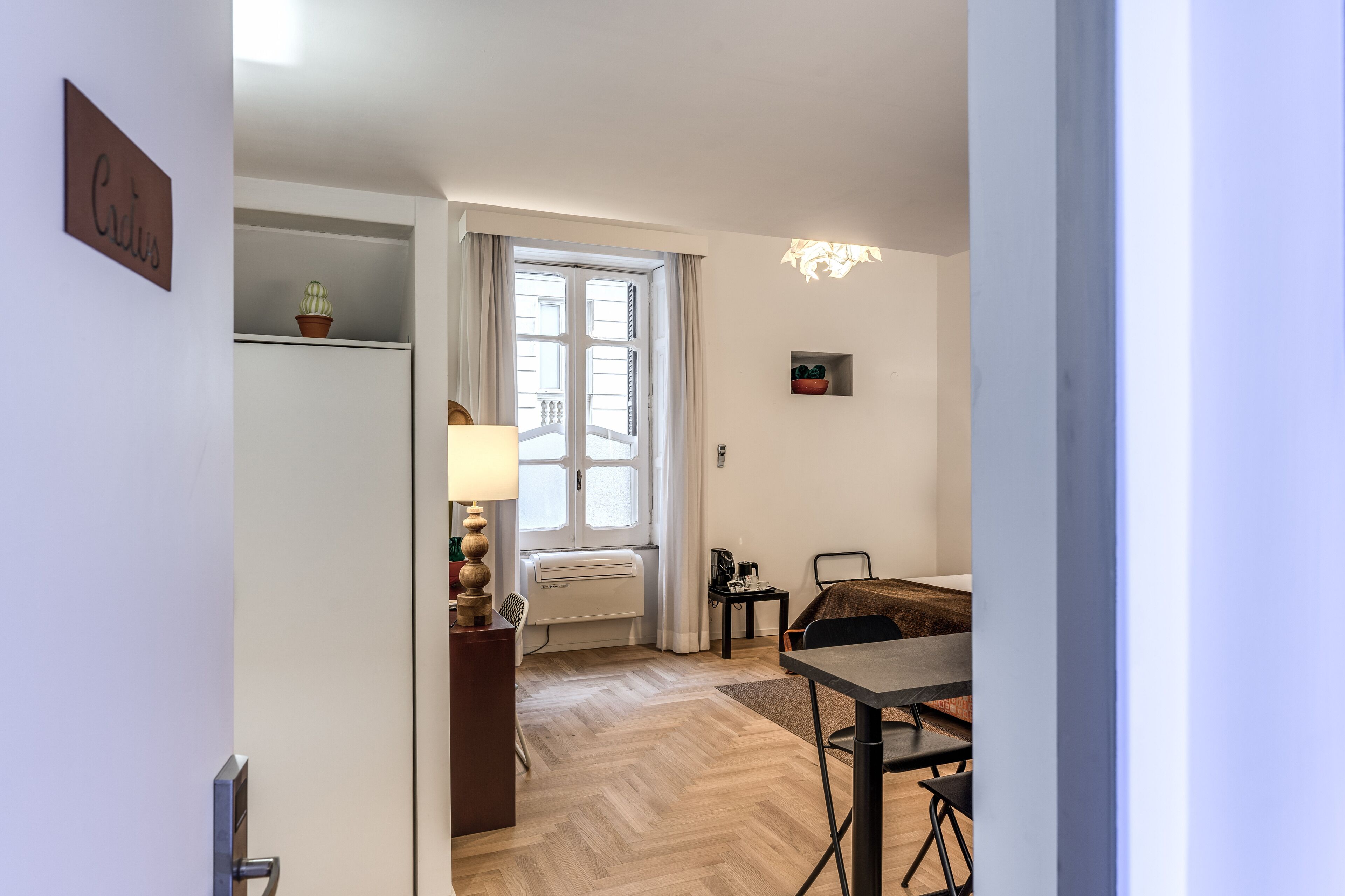 Escritorio, sistema de insonorización y wifi gratis 