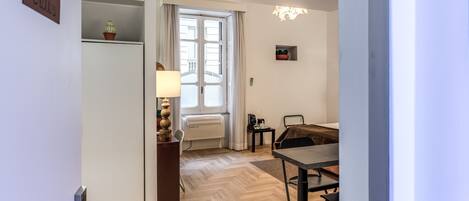 Escritorio, sistema de insonorización y wifi gratis