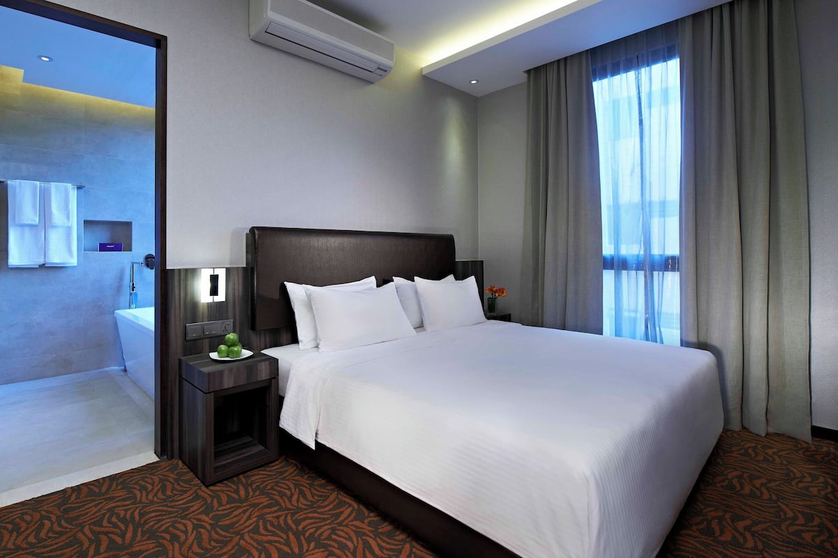 Premier With Bathtub | Minibar, in-room safe, desk, laptop workspace