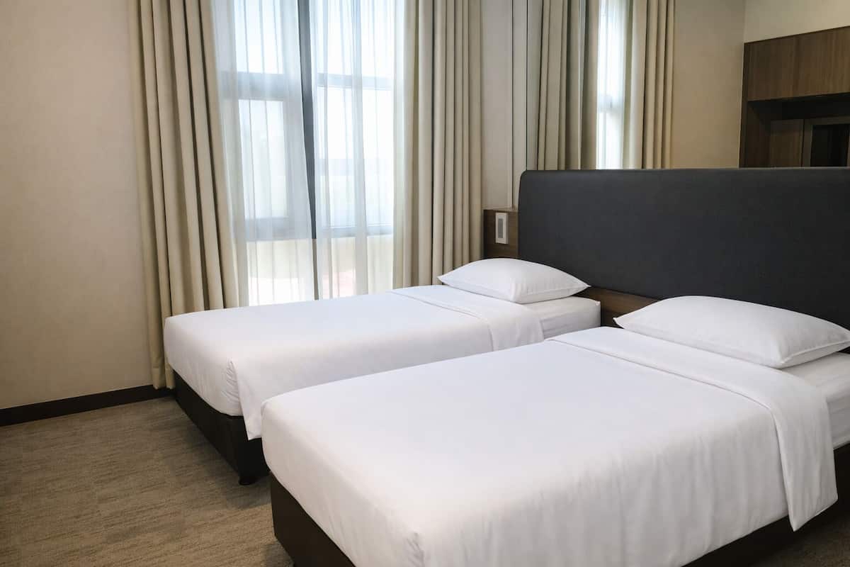 Superior Twin | Minibar, safe på rommet, skrivebord og skrivebord for bærbar PC