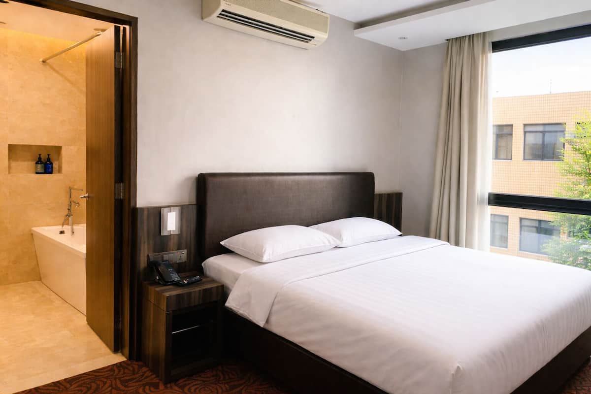 Premier With Bathtub | Minibar, safe på rommet, skrivebord og skrivebord for bærbar PC