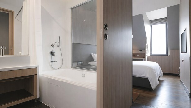 Premier With Bathtub | Bad | Hårføner, tøfler og håndklær