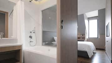 Premier With Bathtub | Baño | Secadora de cabello, pantuflas, toallas