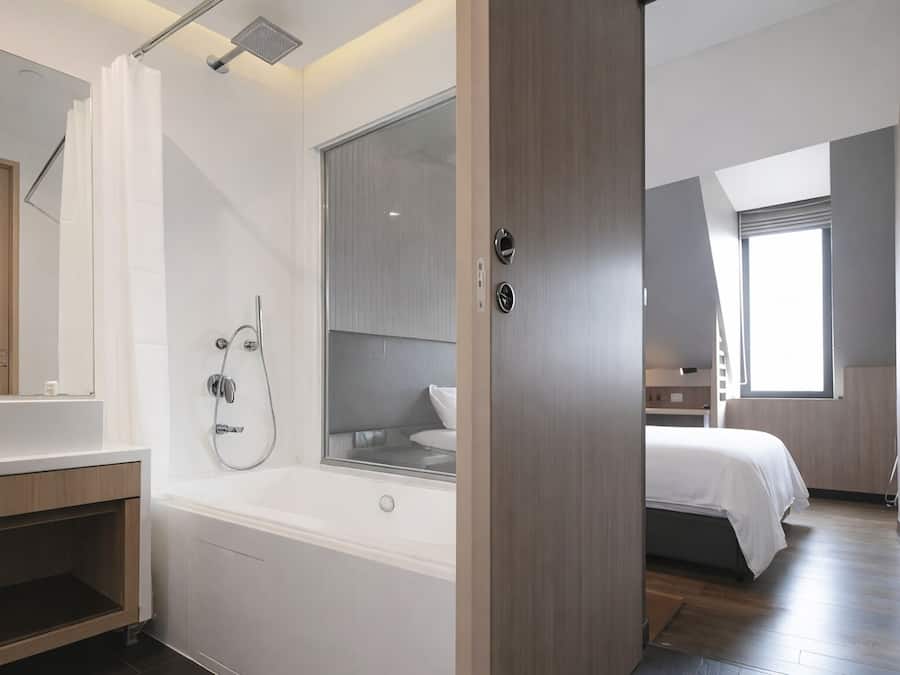 Secador de pelo, pantuflas, toallas