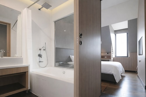 AMRISE HOTEL KITCHENER