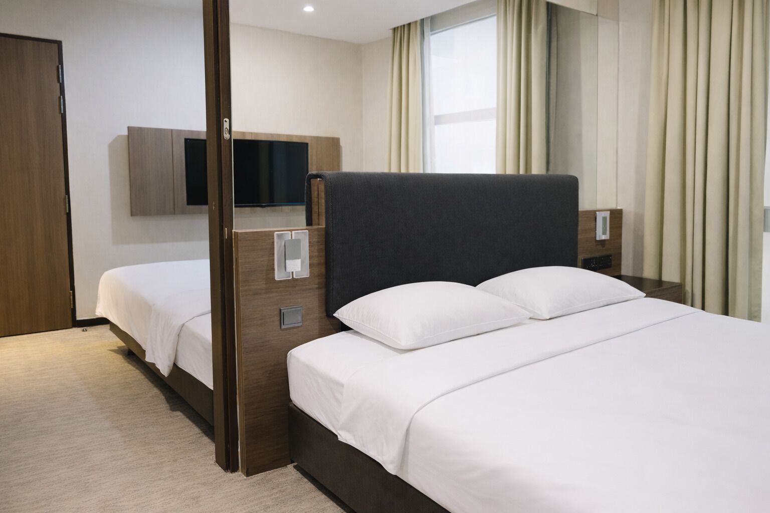 Connecting Room | Minibar, safe på rommet, skrivebord og skrivebord for bærbar PC