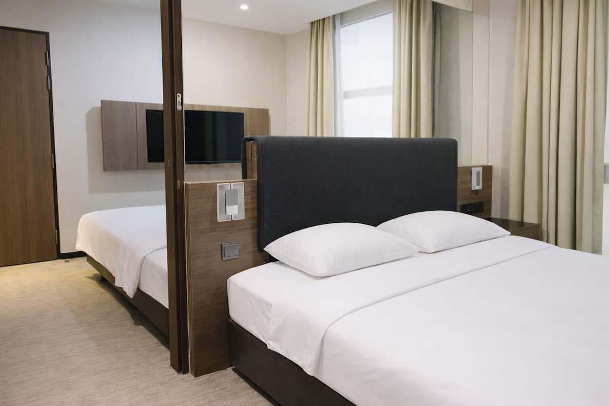 Connecting Room | Minibar, safe på rommet, skrivebord og skrivebord for bærbar PC